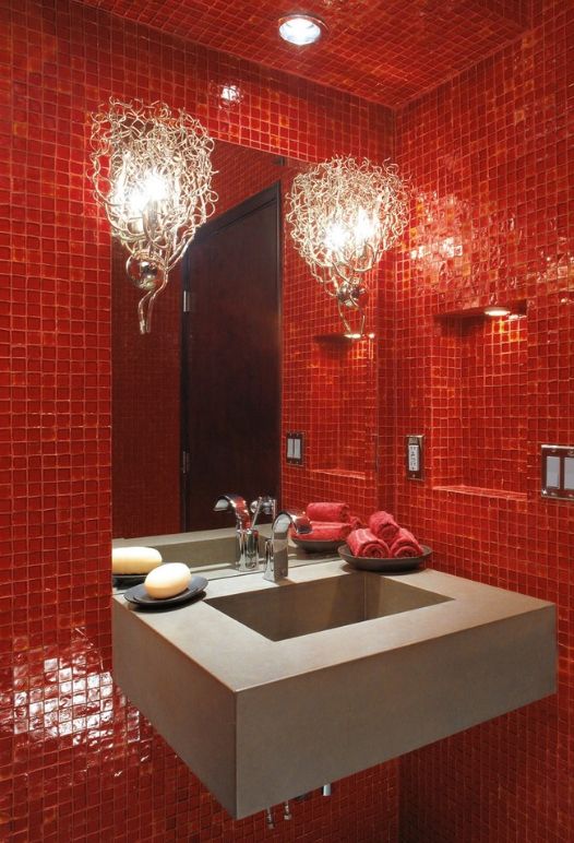 ديكور الحمام على طراز فن الآرت نوفو مع بلاط الفسيفساء الزجاجي باللون الأحمر