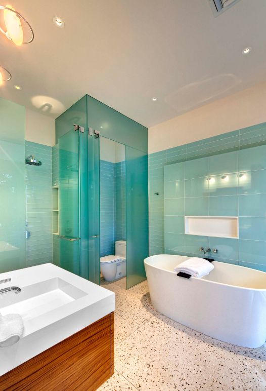 بلاط زجاجي للمطبخ والحمام: تزيين منطقة الحمام ببلاط أزرق كبير