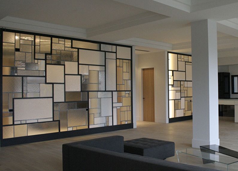 Гофрирани стъклени прегради в апартамента