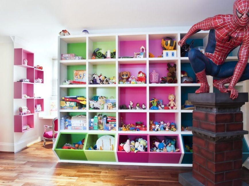 Im Kinderzimmer werden diese Möbel zum Zonieren oder Aufbewahren von Kinderspielzeug verwendet.