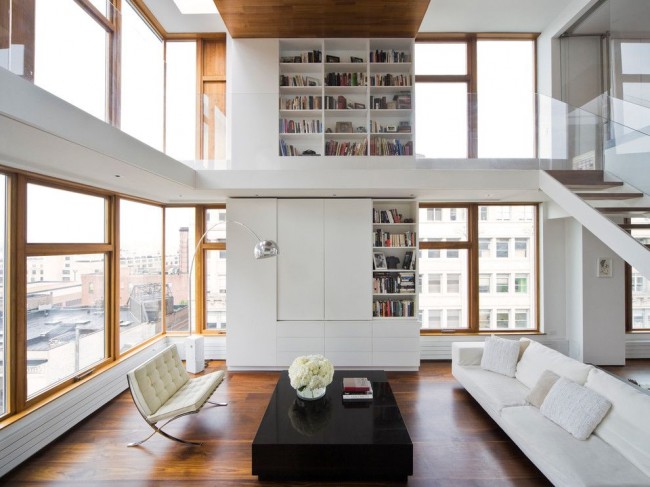 Patrový obývací pokoj s bílou stěnou