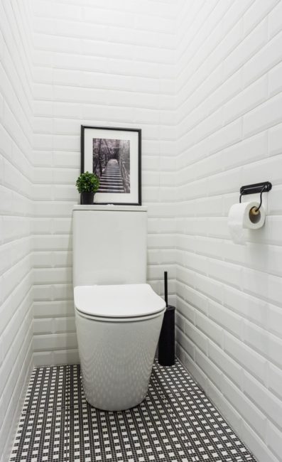 Евтино и практично решение за декорация на стени в тоалетната
