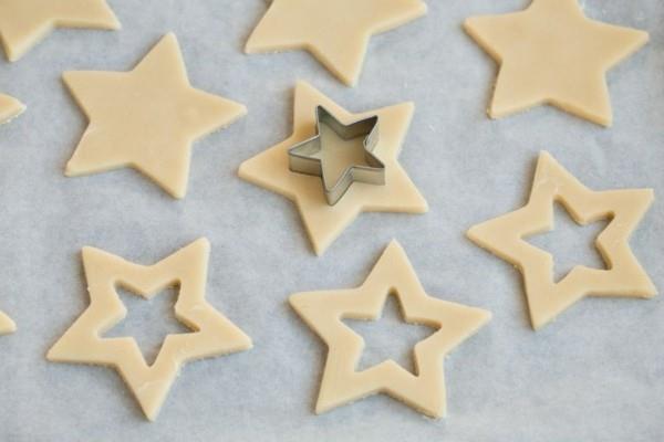 Ciasteczka gwiazdki dekorują cukierkami
