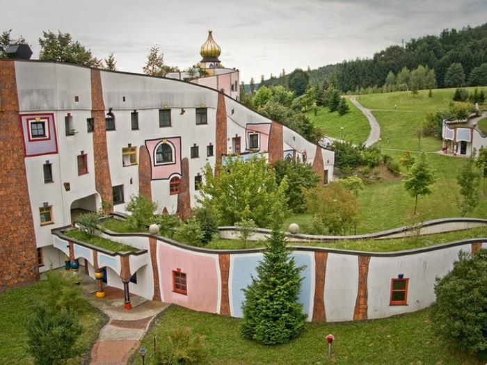 L'artiste autrichien Friedensreich Hundertwasser maison d'architecture verte