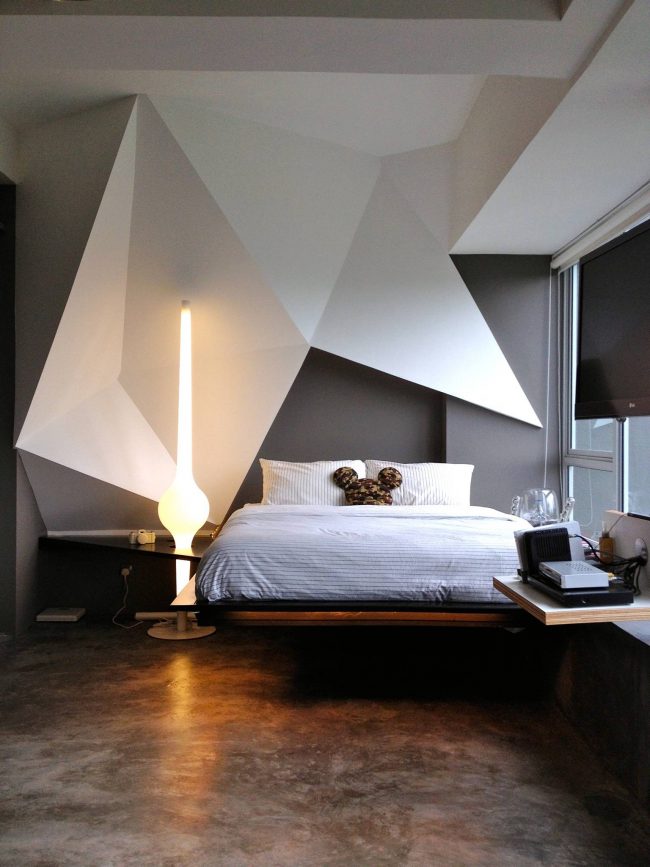 Stilvolles Schlafzimmer mit spektakulärer Beleuchtung und volumetrischem Relief an den Wänden