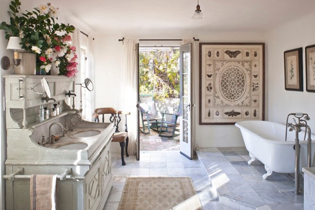 Krásná prostorná koupelna ve stylu Provence