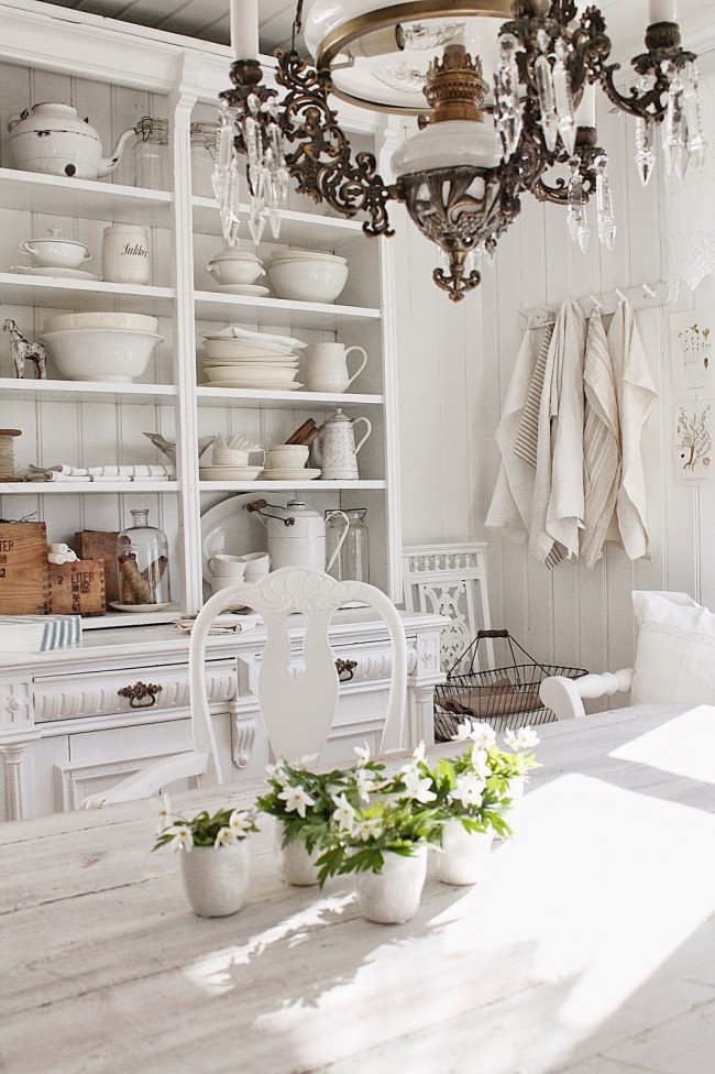 Bílý nábytek v designu kuchyně Provence