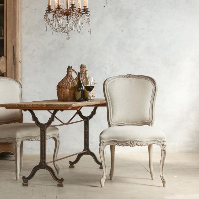 Provence miluje všechny projevy starověku - omšelý nábytek, speciálně stárnuté povrchy materiálů a starožitné dekorační předměty