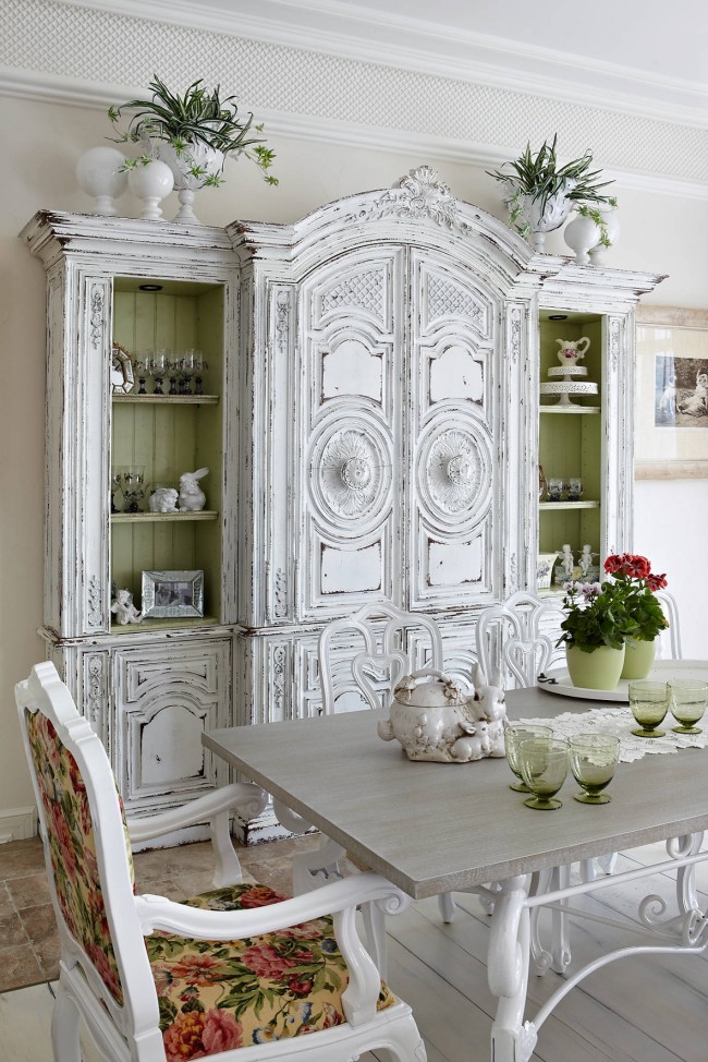 Pěkná starožitná skříň v jídelně. Všimněte si, jak bohaté barvy čalounění krásně kontrastují s bílou.