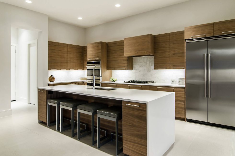 يتميز الأثاث في مثل هذا المطبخ بسطح أحادي اللون.