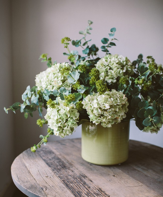 Smaltovaná váza je vhodná pro venkovský i eklektický styl