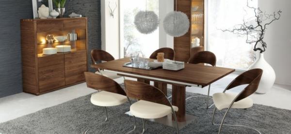 design élégant avec des chaises marron blanc