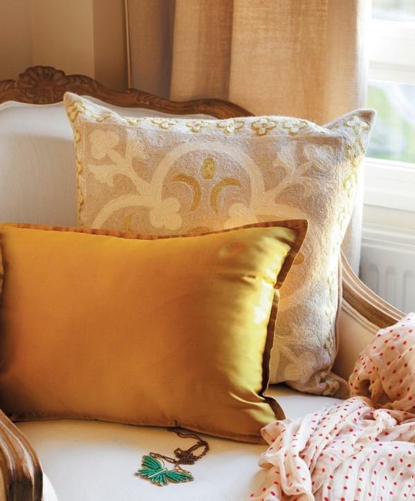 poduszki z tkaniny rzucają poduszki pomysły złoto beżowe delikatne tkaniny