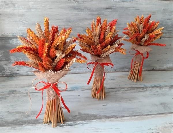 krzewy z jesiennymi materiałami - pomysły na dekorację stołu