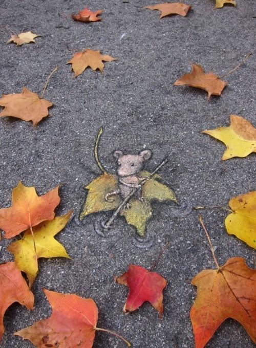 souris d'art de rue et feuilles d'automne