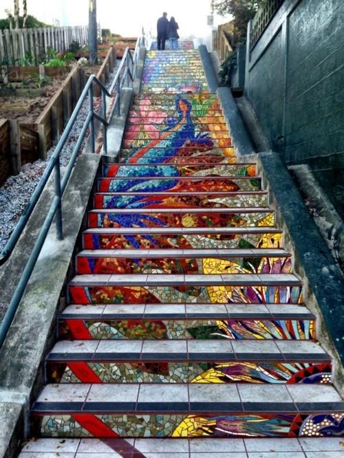 escaliers d'art de rue avec de grands motifs