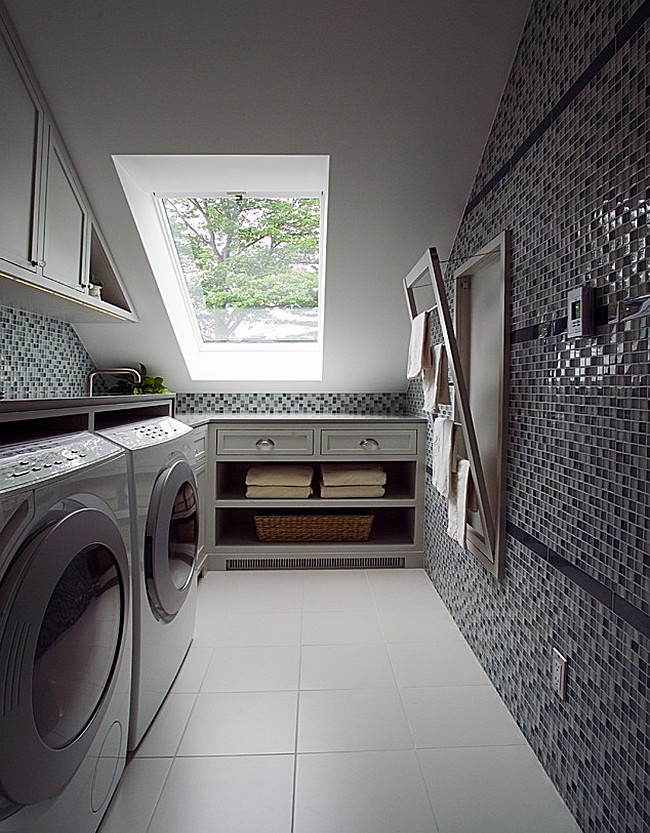 Rozkládací sušička vypadá univerzálně a je ideální pro ultramoderní interiér úzké koupelny.
