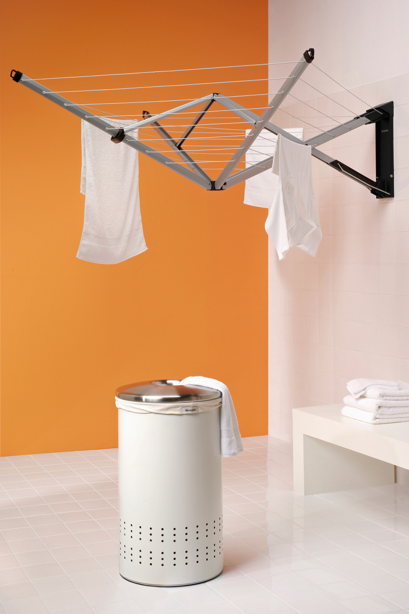 Moderní sušička prádla, která zabírá minimum místa a skládá se jedním pohybem ruky