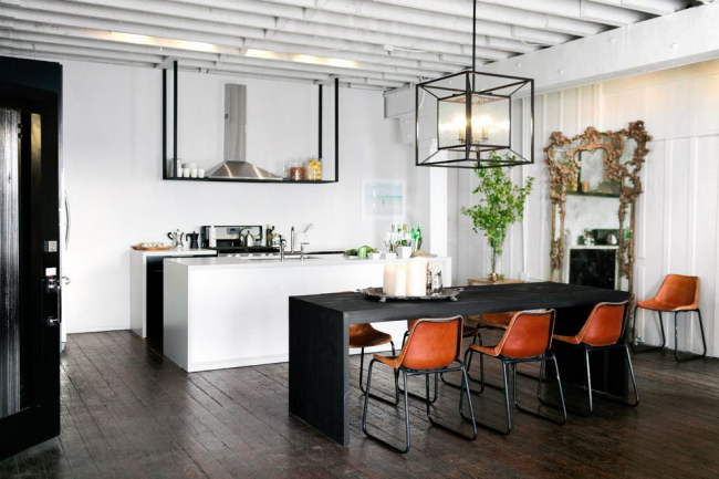 Závěsná lampa, která vypadá organicky v místnostech s různým funkčním zatížením, včetně kuchyňského prostoru