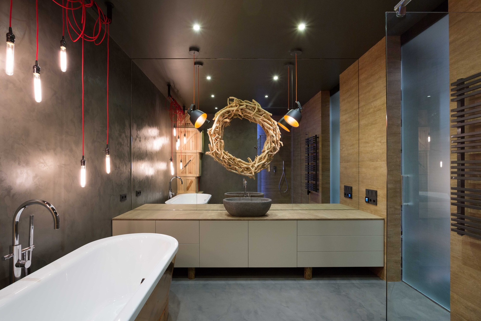 Тъмни цветове, прости форми на водопровод, шкафове за баня с плосък панел, оригинална система за осветление определя цялостния стил на таванското помещение