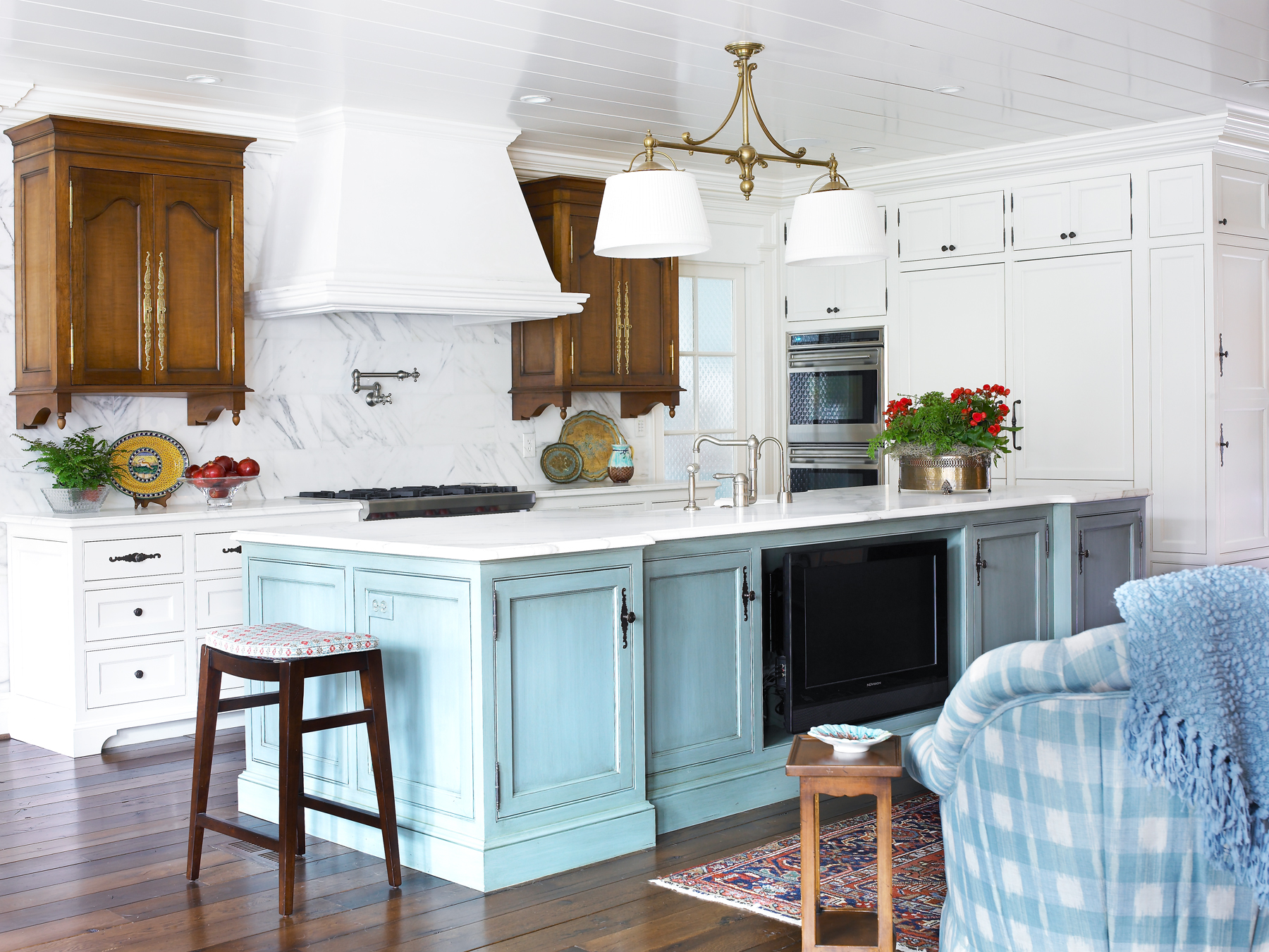 Eine schöne Kombination aus weißen und blauen Möbeln im Inneren der Küche
