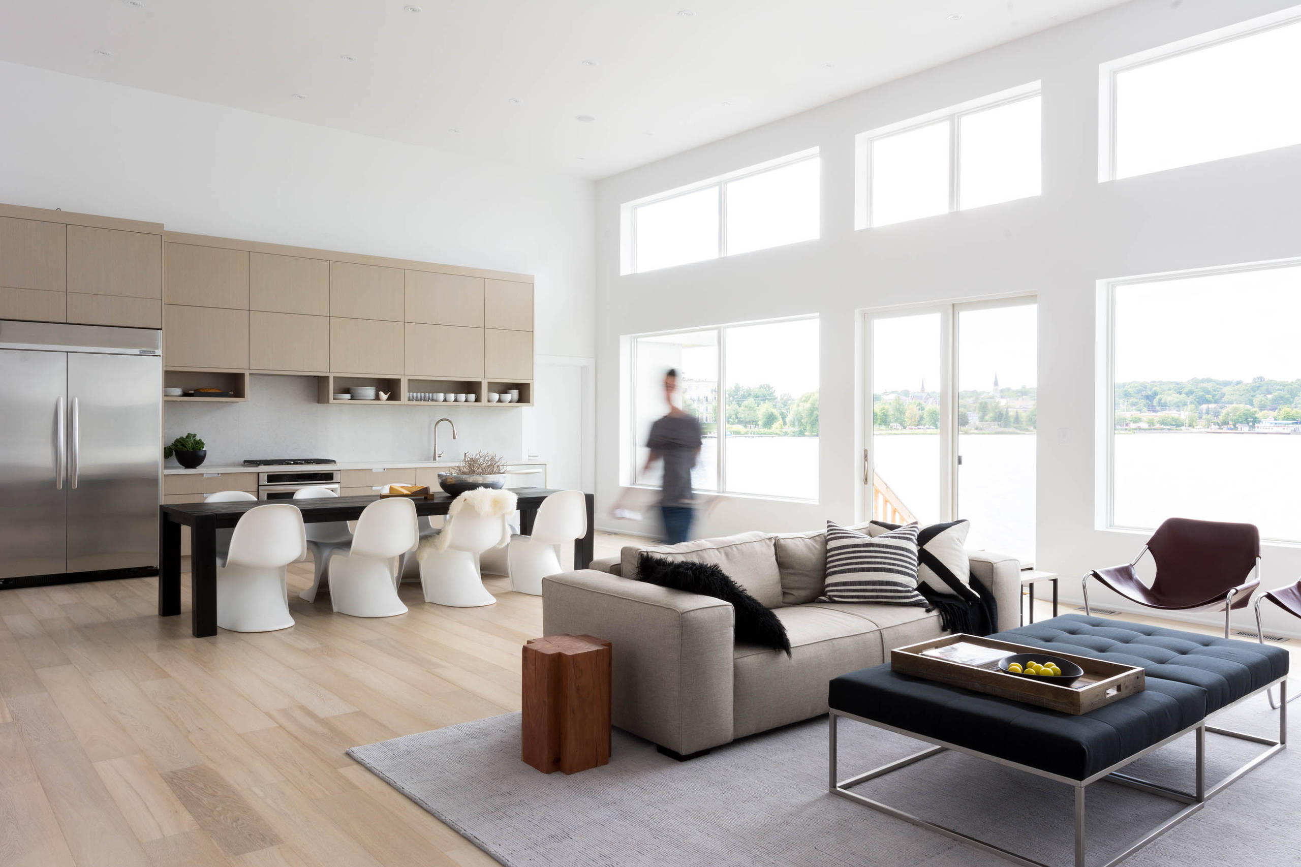 Helles Wohnzimmer mit Laminatplatte