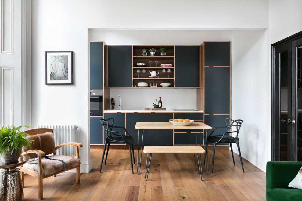 Kontrastierendes Interieur im skandinavischen Stil