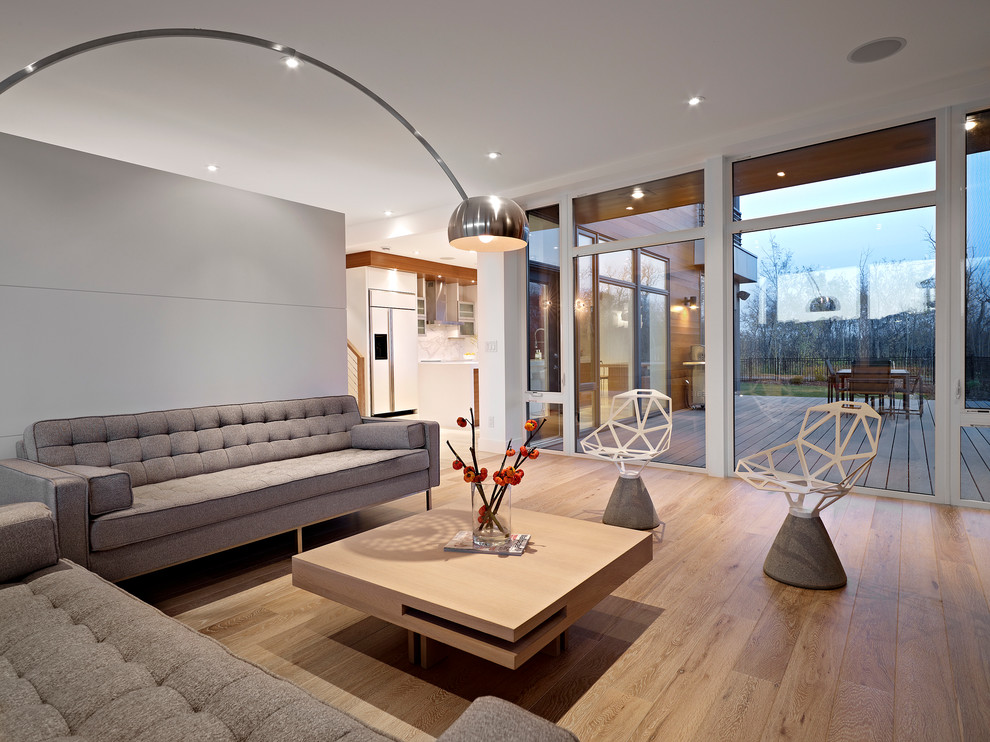 Stylový obývací pokoj soukromého domu s laminátem ze světlého dřeva