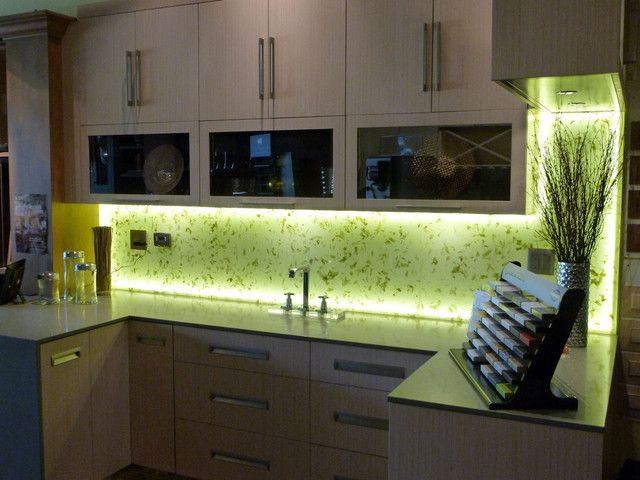 Малко количество LED лента и вашата кухня е напълно трансформирана
