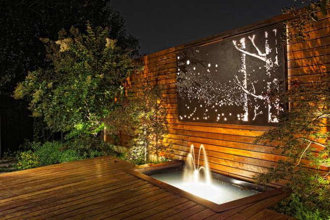 Дървена тераса с фонтан и светещ панел
