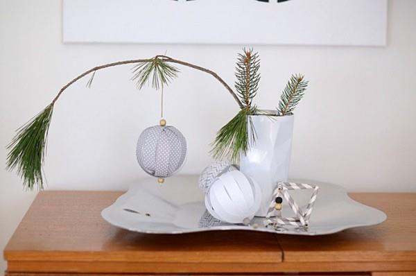 plateau avec des décorations pour noël