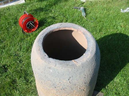 Глинената основа за тандира може да бъде направена сама или може да бъде издълбана от глинен съд