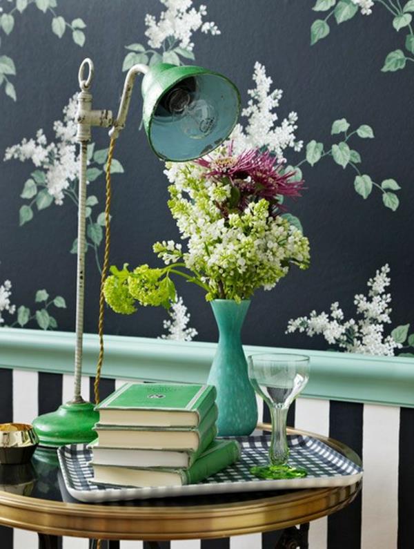 tapety motywy kwiatowe okrągły stół lampa stołowa