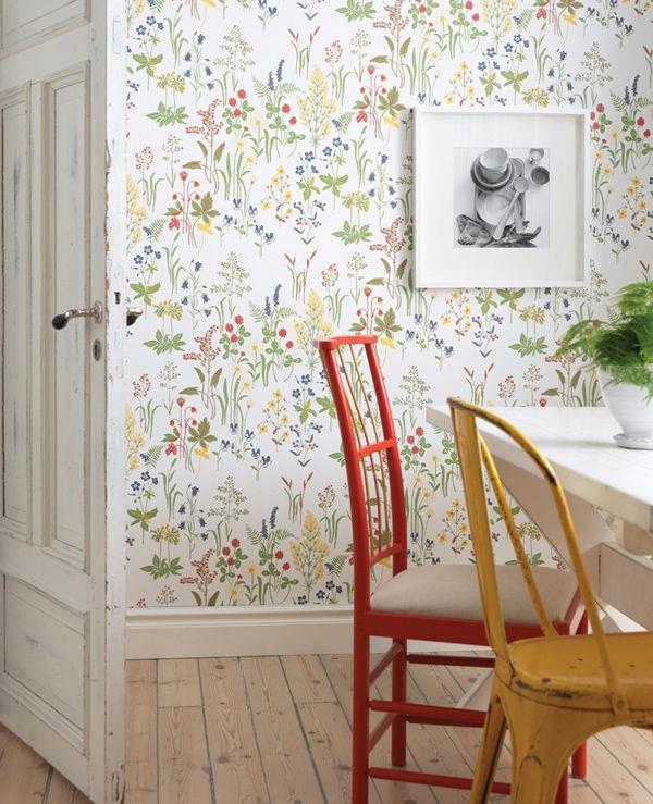 tapeta kuchnia kwiatowy wzór kolorowe krzesła