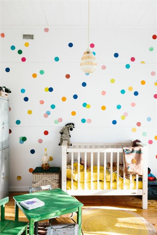 tapeta do pokoju dziecka kolorowe kropki wzór łóżko dziecięce