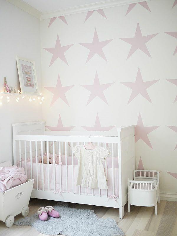 pokój dziecięcy tapeta projekt ściany pokój dziewczyn różowa tapeta wzór gwiazdy