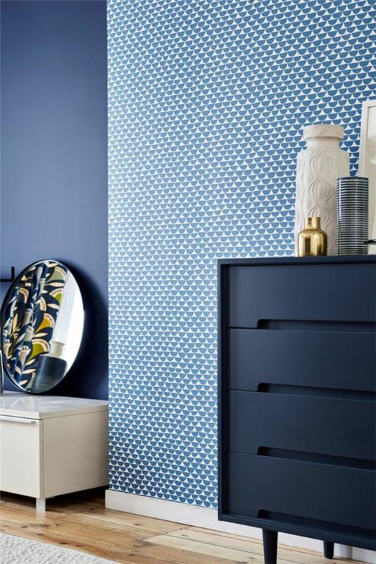 combiner le papier peint bleu avec la couleur bleue des murs