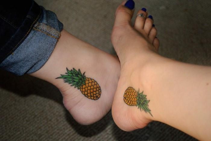 Ananas z tatuażem na kostce po obu stronach