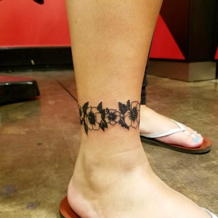 tatuaż na kostce kwiaty jako bransoletka