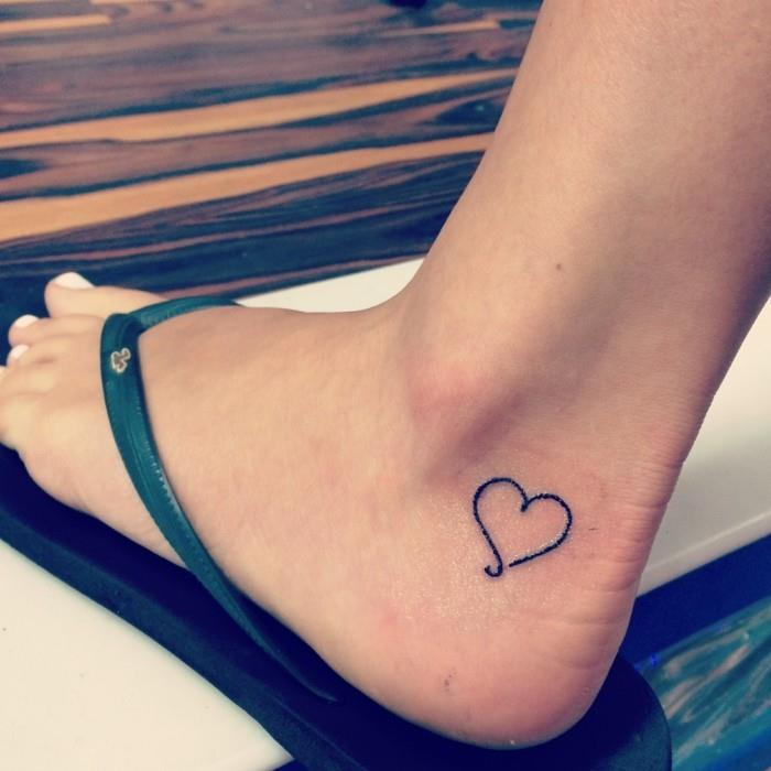 tatouage cheville coeur pour femme