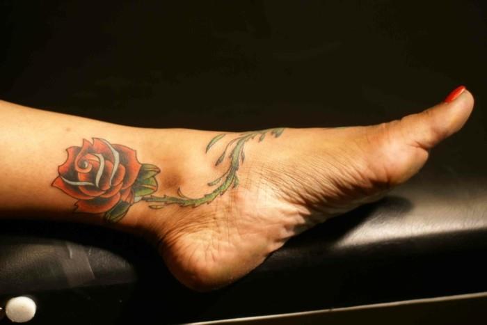 tatouage cheville idée insolite pour fruen belle rose