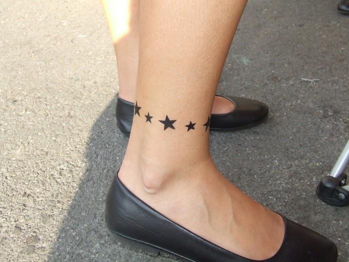tatuaż na kostce dla kobiet czarne gwiazdy