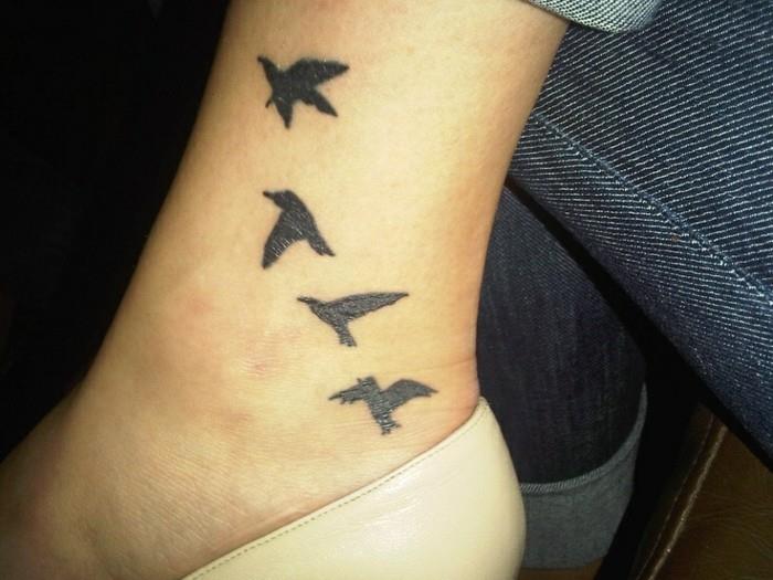 tatuaż na kostce ptaszki połysk świetnie prezentuje się na tej części ciała