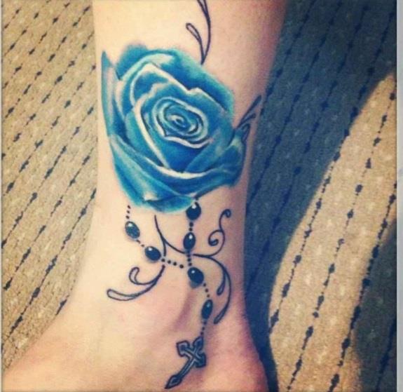 tatouage motifs haut du bras bleu rose