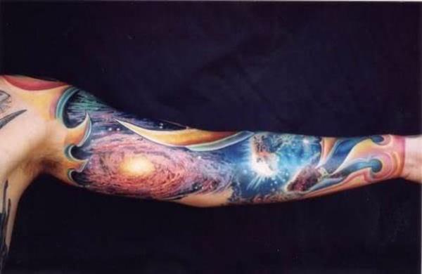 tatouage motifs espace coloré couleurs du bras