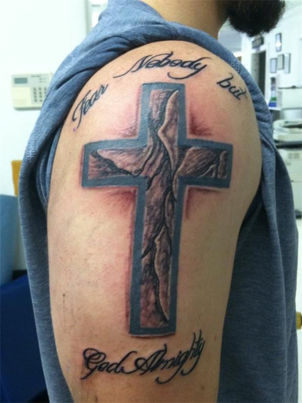 tatouage dictons dessins croix haut du bras