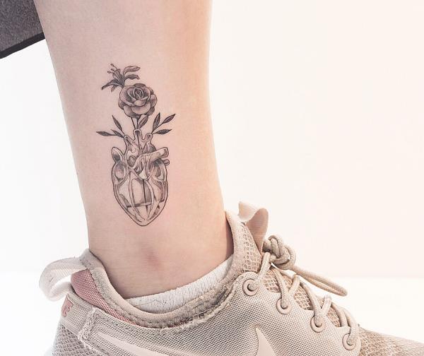 Tatuaże 2020 - świetne wzory kwiatowe