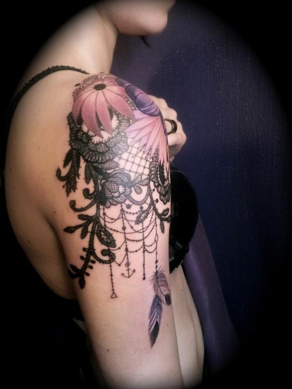 tatouages ​​bras tatouage dessins fleurs treillis plumes