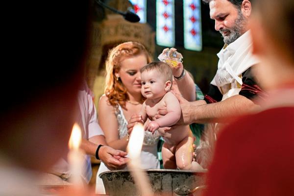 baptême cérémonie nouveau-né église