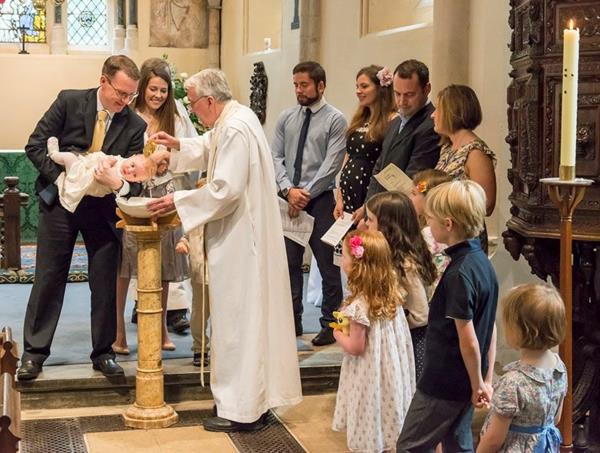 cérémonie de baptême dans l'église